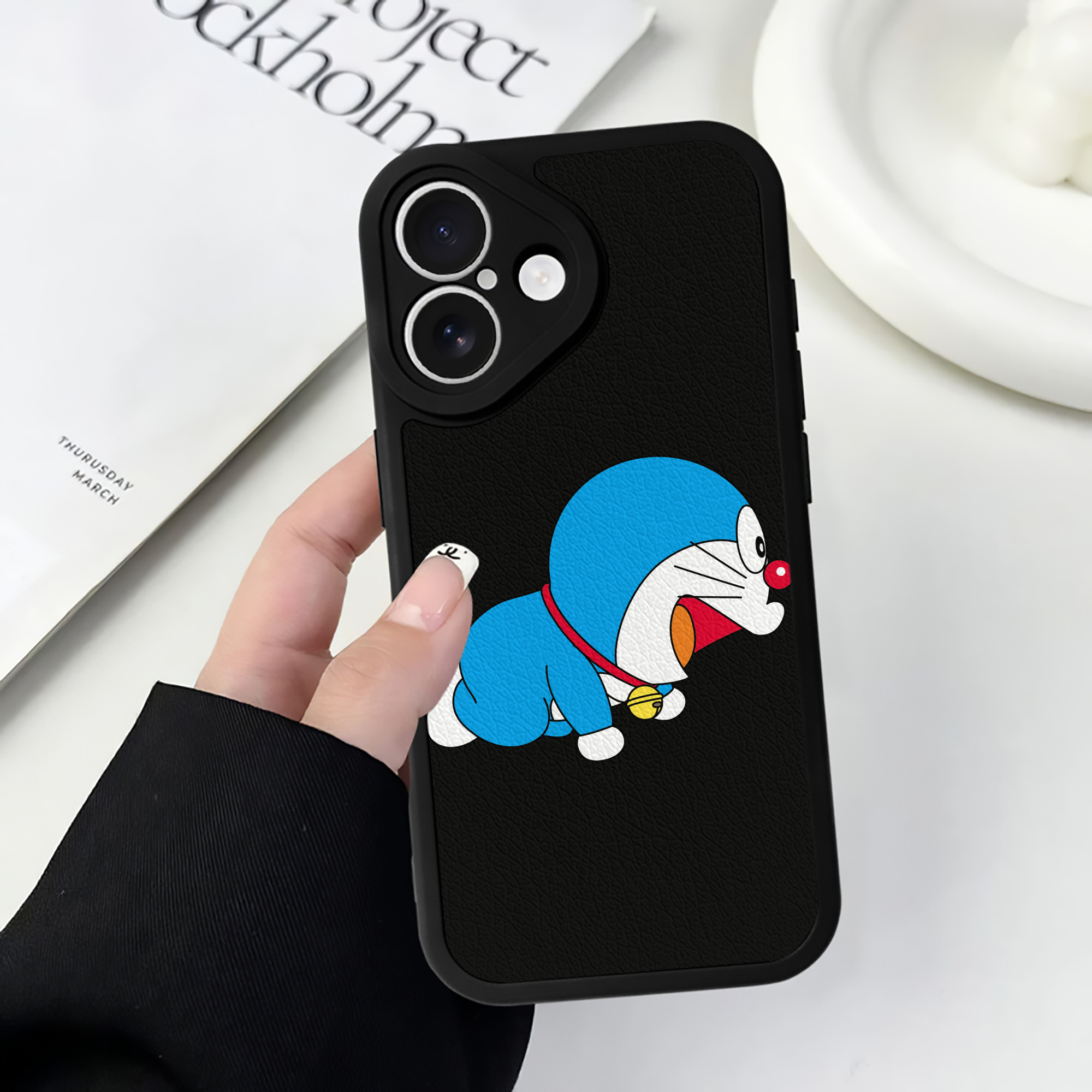 （画像用） ドラえもん Doraemon 【iPhone 16シリーズ対応】シリコンスマホケース（レザー調） 材質：シリコン